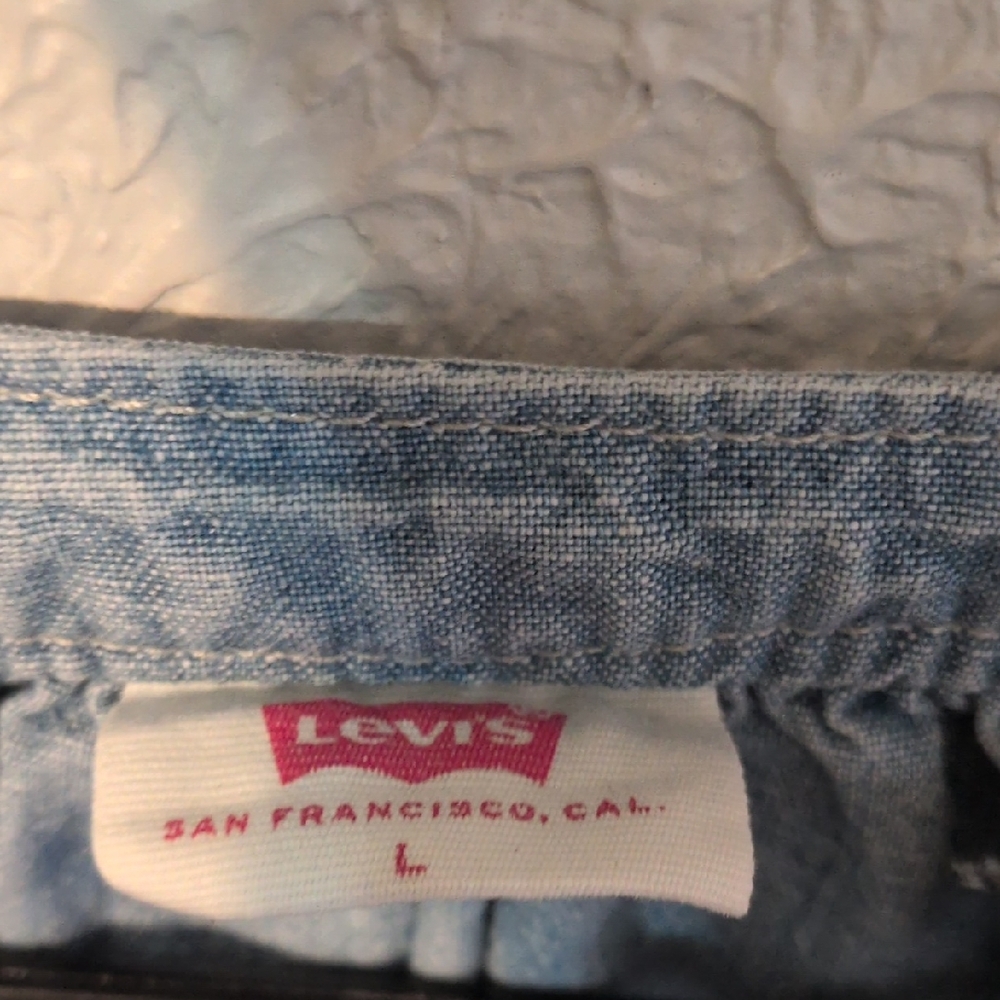 Levi's Light Blue Chambray V-Neck Button Blouse - Picture 4 of 5